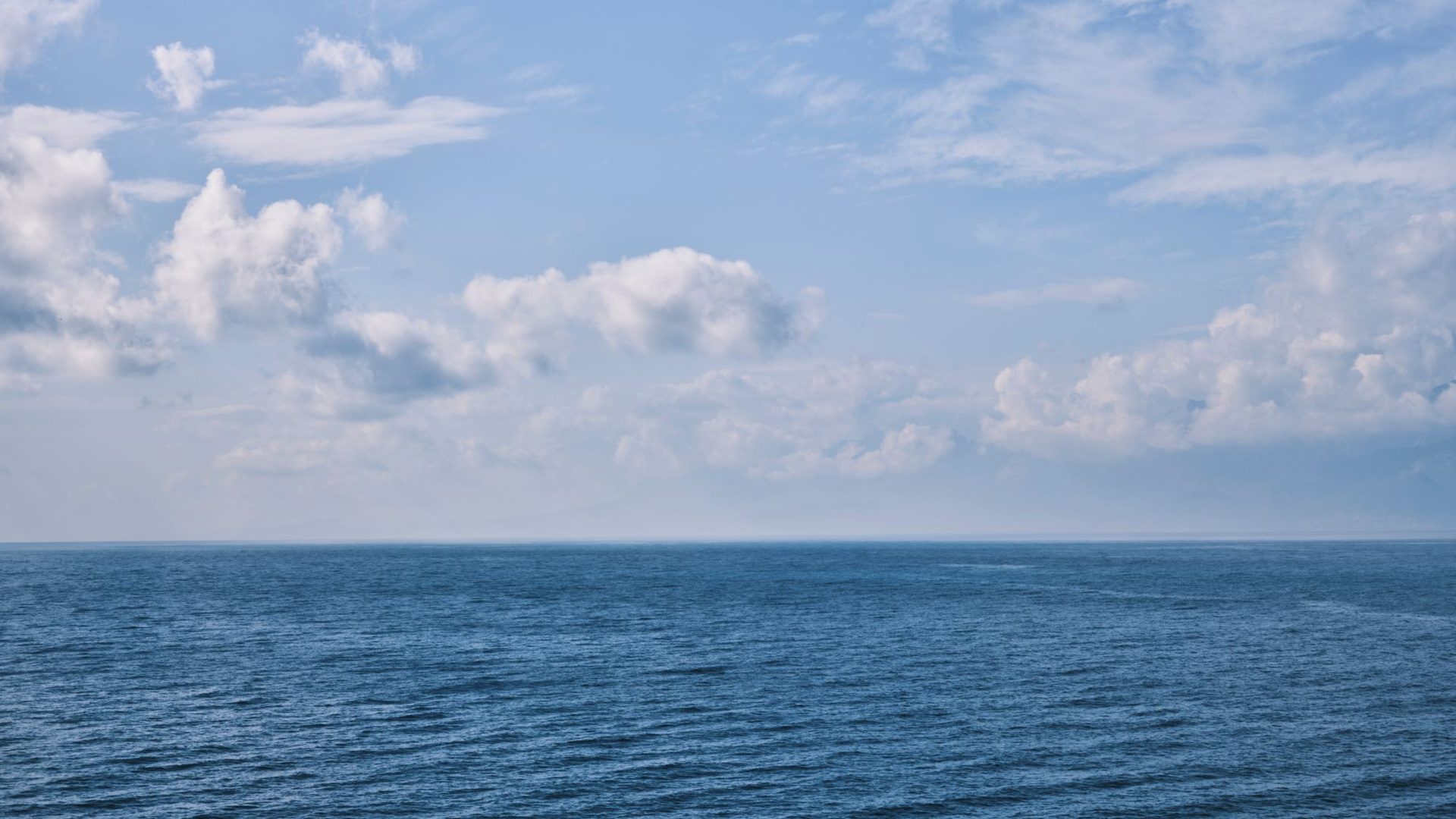 明るい昼間の海と水平線